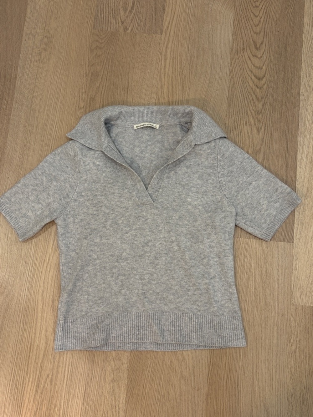 Abercrombie & Fitch Heather Light Gray V-Neck Short-Sleeve Sweater